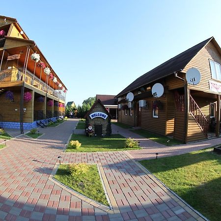 Hotel-Complex Mizh Triokh Ozer 斯维季亚济 外观 照片